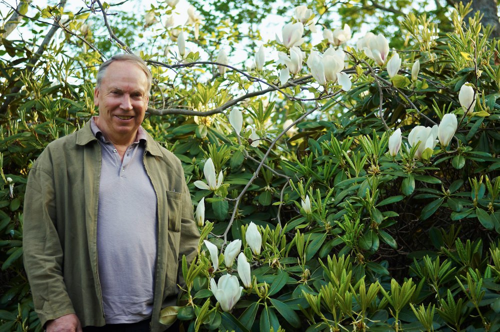 Drivkraften bakom Enköpings förvandling, stadsträdgårdsmästare Stefan Mattson, är en sann trädgårdsmänniska som kan mycket om det mesta. I Enköping har han gått in för att plantera ett brett växtsortiment så att det alltid ska finnas något vackert att titta. Men ska man nämna någon växtgrupp som Stefans hjärta klappar lite extra för så måste det nog bli magnoliorna. Här syns han tillsammans med en blommande magnoliaskönhet hemma i den egna trädgården.