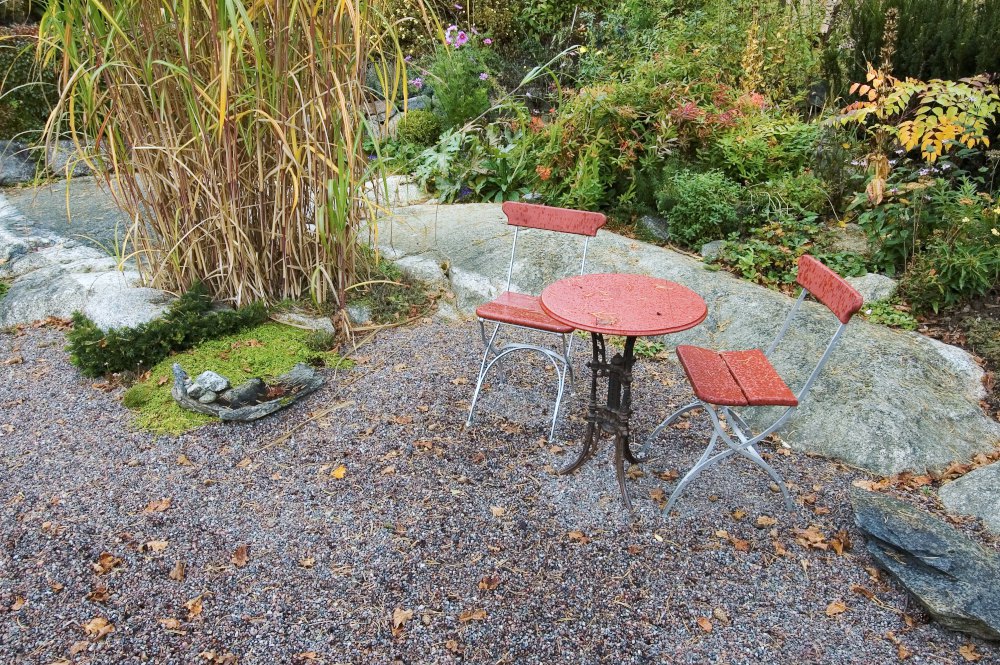 Den lilla cafegruppen invid dammen känns härligt inbjudande fortfarande när hösten börjat färga trädgårdens blad och regnmolnen hänger tunga.