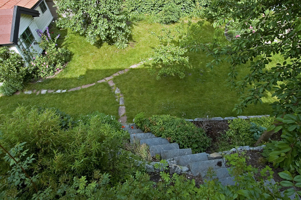 Om man som Anna-Lena Wibom på Lidingö bor på kanten av en kulle kan man skaffa sig den mest makalösa utsikt över trädgården inifrån sitt vardagsrum. Stentrappan, den lilla stugan och gångarna skapar en helt egen tavla att njuta av.