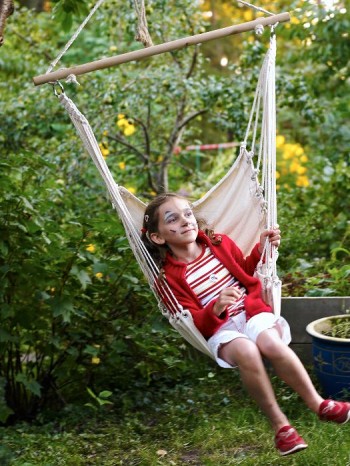 Även om man inte har två träd för en hängmatta finns lösningar. En hängstol är bekväm att sitta i och fungerar dessutom som slänggunga.