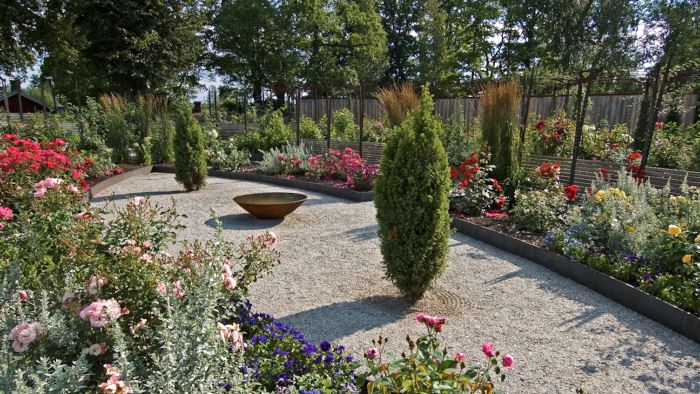På Wij trädgårdar i Ockelbo har den nyanlagda rosenträdgården fått en stark geometrisk gestaltning som förstärker och stramar upp skönheten hos växternas skiftande färger och former. Den distinkta formen, som trots att den är symmetrisk starkt skiljer sig från traditionella formella rosenträdgårdar, bidrar också till att hela planteringen känns nydanande och spännande.