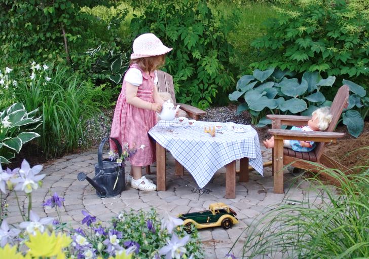 Den romantiskt behagliga trädgården passar inte bara för vuxna. Liksom alla vackra trädgårdar är den attraktiv för barn.