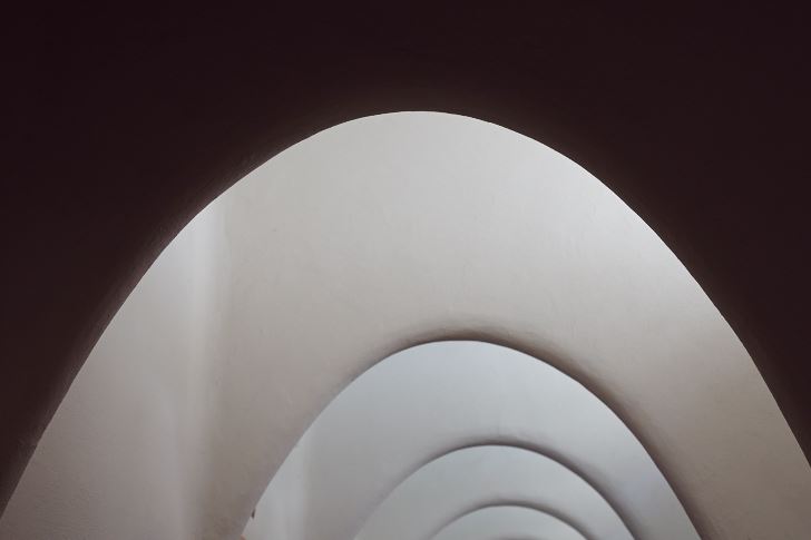 En kedjelinje, den teoretiska kurva som en länkad kedja söker sig till, fast upp och ner. Taket på gångarna i loftet på berömda Casa Batlló i Barcelona