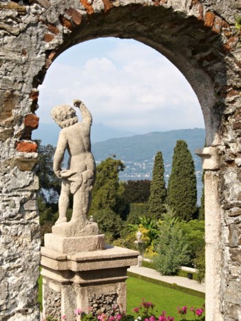 Portaler har djupverkan och kan användas för att förstärka effekten av en utsikt, även om det knappast behövs här i barockträdgården Isola Bella i Lago Maggiore.
