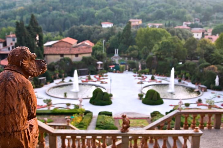 Vattenkonster i alla former kännetecknar renässansens och barockens trädgårdar. Här i Villa Garzoni, Toscana, är det storslagenhet som gäller för de väl tilltagna symmetriska fontänerna vid anläggningens entré. En terrakotta-apa från en av terrasserna blickar fundersamt ut över människornas stordåd.