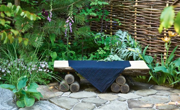 East Wind kallade Koji Ninomiya den japanska trädgård anpassad för europeiska förhållanden som han skapade för Chelsea Flower Show 2007. Även soffan kännetecknas av japansk enkelhet.