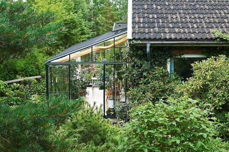 Familjen Walderös uterum är byggt mot husets östra gavel och omgivet av lummiga växter, vilket får det att både ansluta väl mot huset och på ett mycket effektivt sätt smälta in i trädgården.