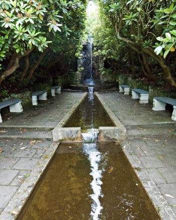 En effektiv användning av falskt perspektiv skapade Rudolf Abelin i vattenträdgården på Norrvikens trädgårdar. Avsmalningen in mot vattenfallet är kraftig, men svårupptäckt.