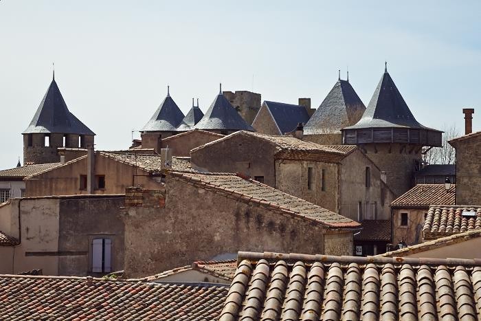 Tinnar, torn och tegeltak inifrån borgen Carcassonne