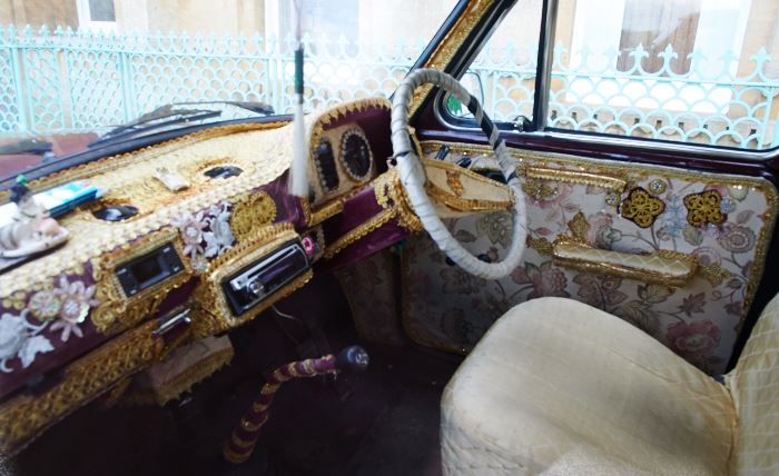 Interiören av den klassiska indiska bil, med Morris Oxford som förlaga, som brukar stå utanför huvudbyggnaden och användas vid bröllop.