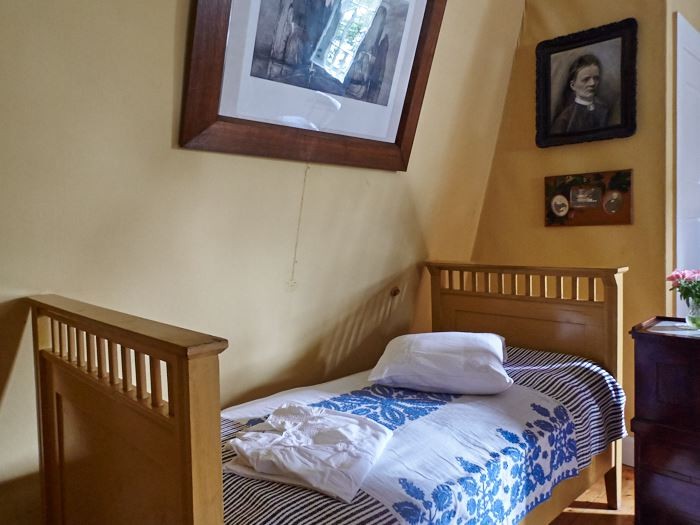 Ovanför Ellen Keys säng hängde porträtt av hennes föräldrar. Den varmgula färgen är medvetet vald för att ge värme.