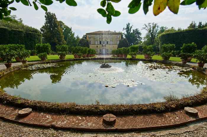 Fontän med naturligt vattentryck i italienska trädgården på Villa Grabau.