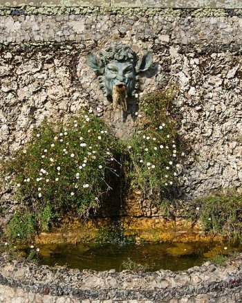 Satyr i brons som fontän av Pietro Tacca (1577-1640). Italienska trädgården Villa grabau, Toscana.
