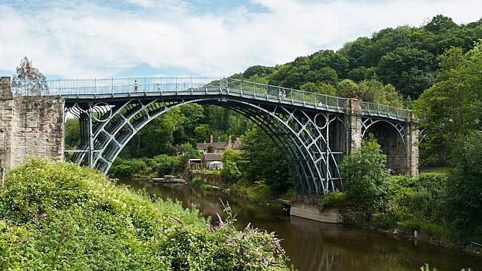 Industrialismens vagga, gjutjärnsbron Iron Bridge över Severn invigd 1781.