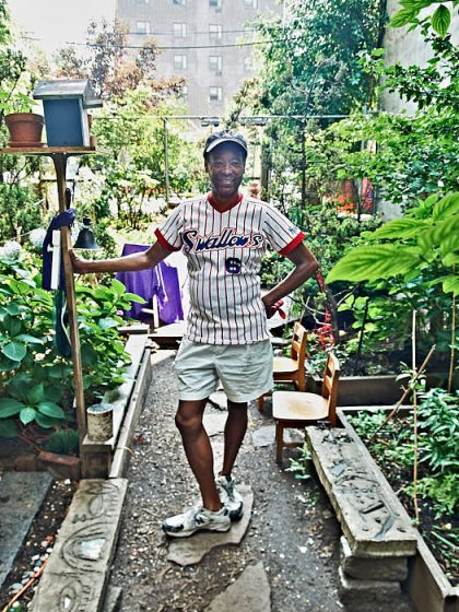 På cykel anlände konstnären Jack Waters till gemensamhetsträdgården Little Versailles, låste upp grindarna och berättade uttrycksfullt historien bakom New Yorks Community Gardens.