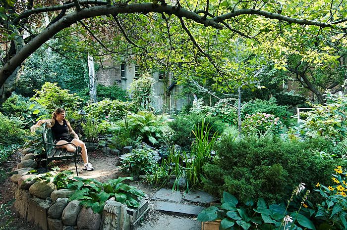 En bänk för en stunds vila i trädens lätta skugga är lika viktigt i en stadsträdgård som på landet. Bild från 6Th & B Garden.
