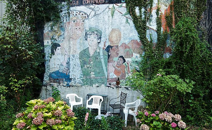 Med en muralmålning vid sittplatsen sprids budskap samtidigt som väggen lättas upp i La Plaza Cultural. Lite revolutionärt känns det trots allt.