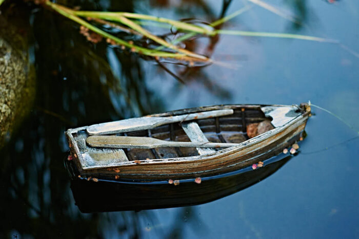 Roddbåten i miniatyr köpte Monica i Gamla stan, lackade och sjösatte i dammen.
