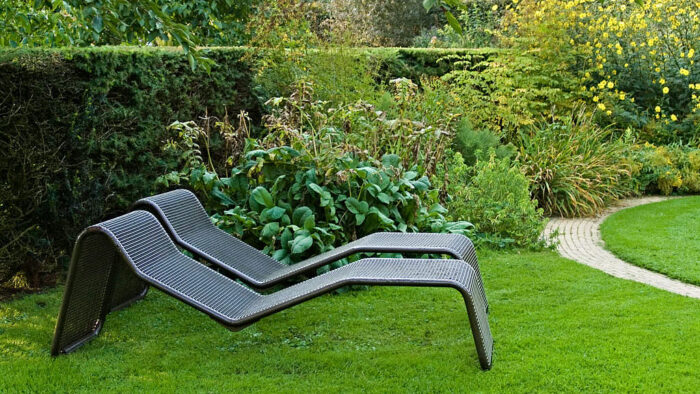 Solstolar i metall i ett av rummen i Mien Ruys trädgårdar i Holland