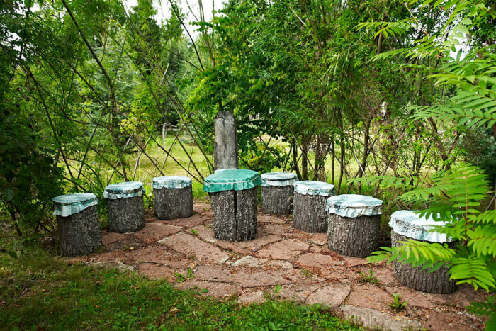 Avkapade stockar täckta med plast på ett golv av ölandskalksten