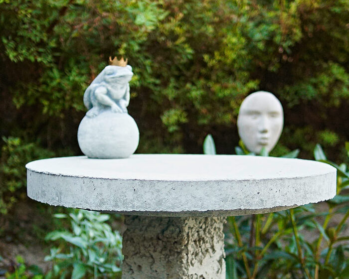 Utemöbel av en betongplint och ett vanligt brunnslock