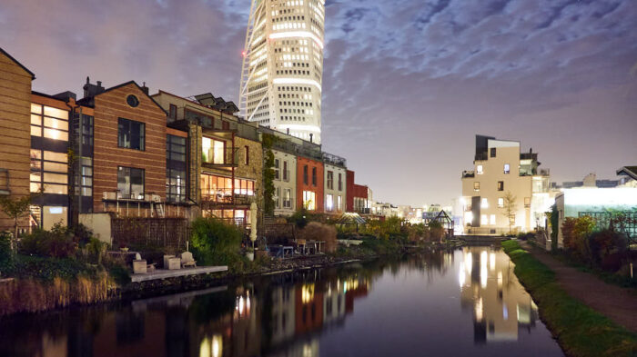 Kvällsvy via kanalen mot Turning Torso