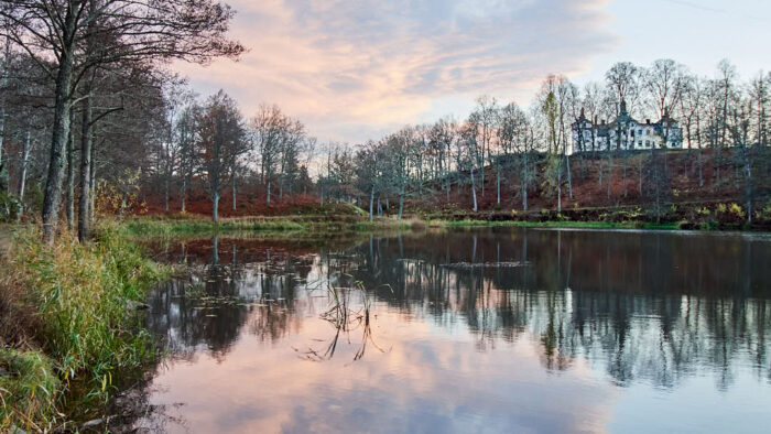 Slottet Stenhammar i Södermanland uppe till höger ovanför dammen