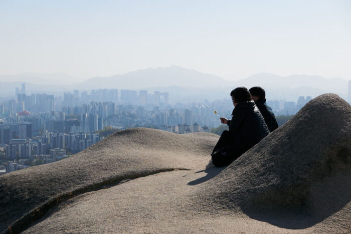 Sen solnedgång över La Caleta i Cádiz med Castillo de San Sebastián i bakgrunden.