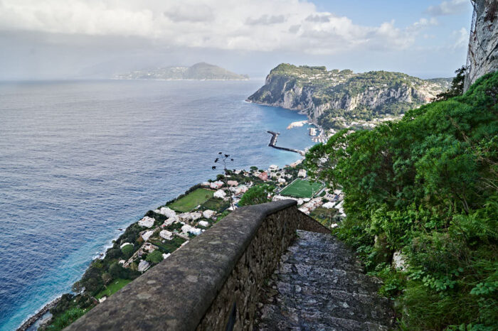 Vy från toppen av Feniciska trappan mot Marina Grande på Capri