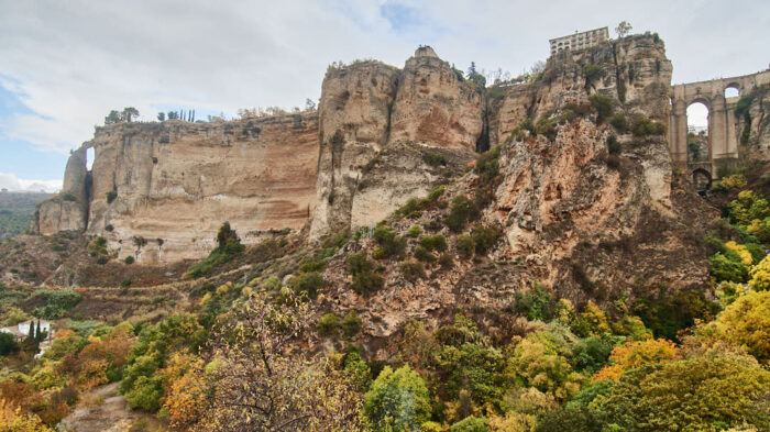 Ronda ligger 750 meter över havet på en platå som är delad på mitten 