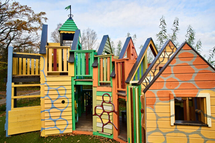 Ett färggrannt lekhus med många rum inspirerat av Tranströmers dikt Galleriet