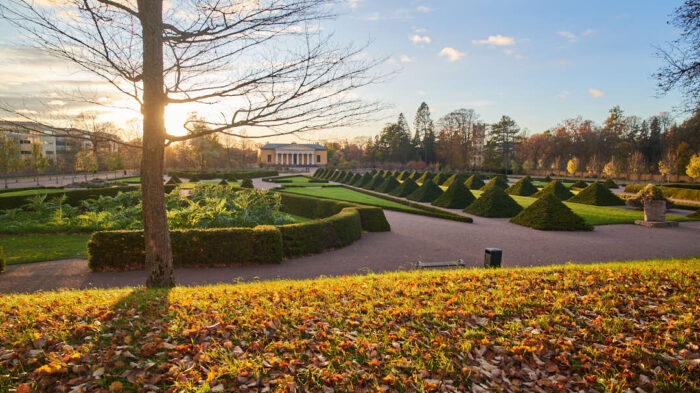 Uppsala botaniska trädgård med barockträdgården förgrunden i höstfärger