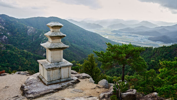 Trevånings stenpagod på berget Namsam med utsikt över dalen djupt nedanför.