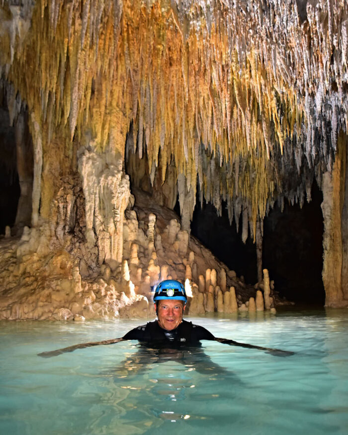 Jag simmar i en Cenote på Yucatanhalvön